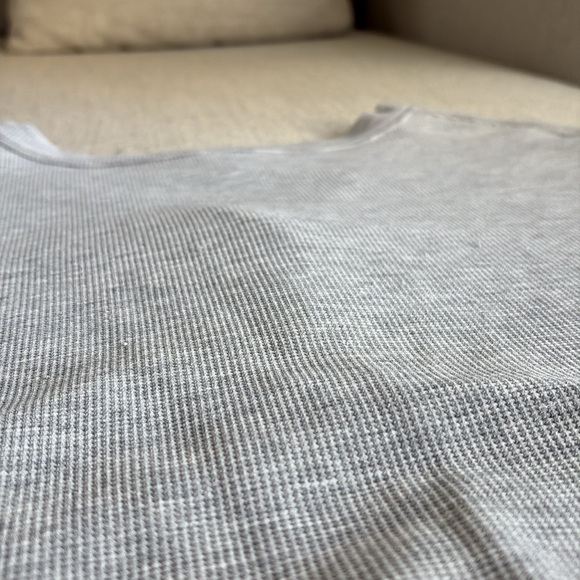 Alo Yoga Micro Waffle Pleasant Cropped Henley - Athletic Heather Grey - Picture 4 of 5